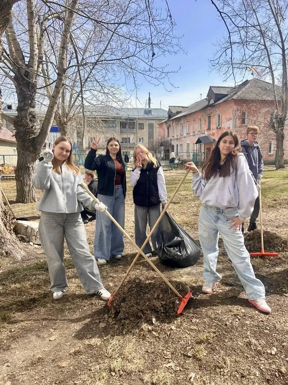 Студенты СИБИКО провели весенний субботник и благоустроили территорию города